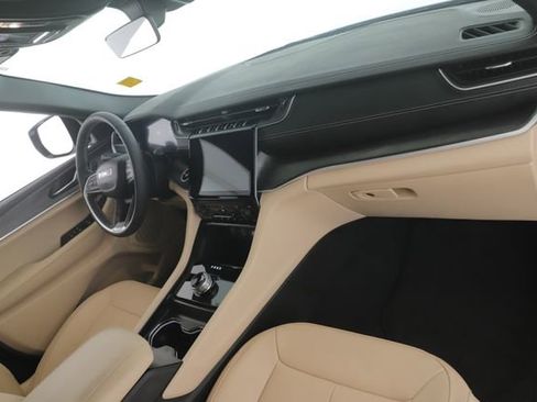 Used 2025 Jeep Grand Cherokee Limited image 31