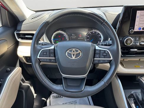 Used 2023 Toyota Highlander XLE AWD/4WD image 19