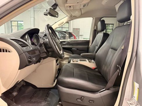Used 2015 Chrysler Town & Country Touring-L w/ Driver Convenience Group FWD image 23
