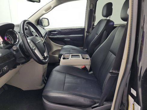 Used 2016 Chrysler Town & Country Touring image 17