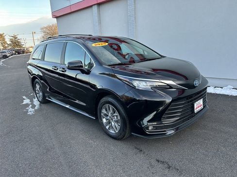 Used 2025 Toyota Sienna XLE image 4