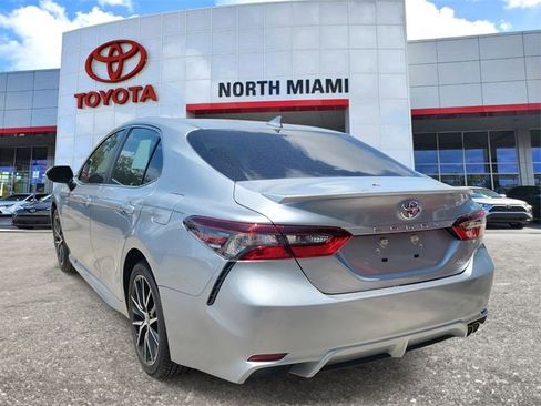 Used 2023 Toyota Camry SE image 3
