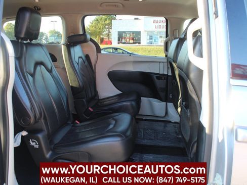 Used 2018 Chrysler Pacifica Touring-L image 16