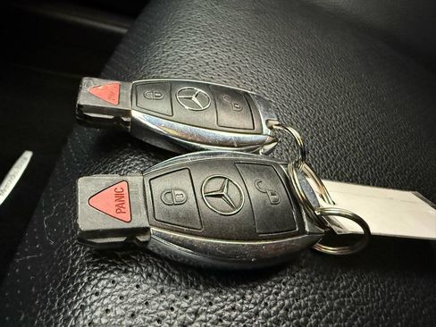 Used 2010 Mercedes-Benz GLK 350 4MATIC image 17