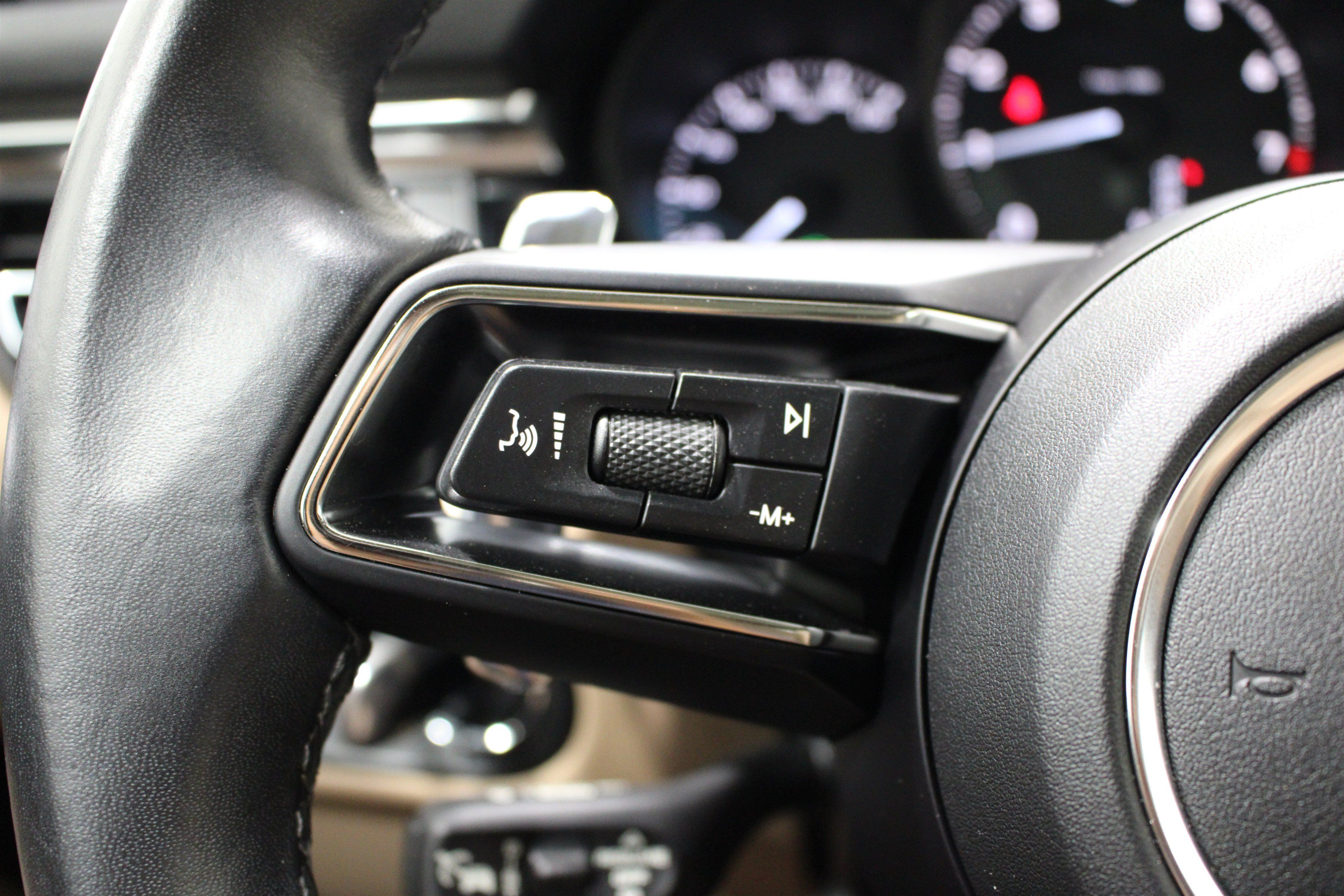 Used 2024 Porsche Macan AWD/4WD image 12