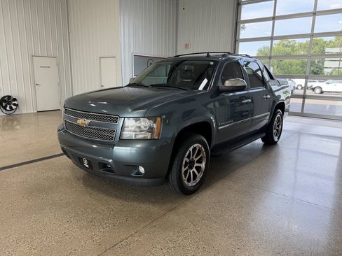 Used 2010 Chevrolet Avalanche LTZ RWD image 2