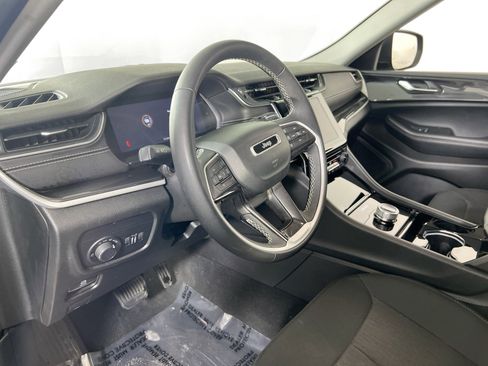 Used 2023 Jeep Grand Cherokee Laredo image 9