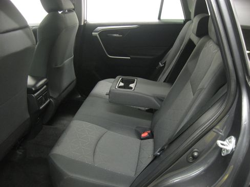 Used 2021 Toyota RAV4 XLE w/ Convenience Package image 9