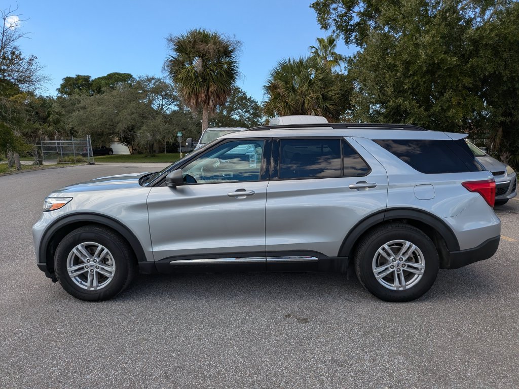 Used 2024 Ford Explorer XLT w/ Equipment Group 202A RWD image 4