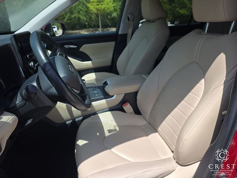 Used 2023 Toyota Highlander XLE FWD image 6