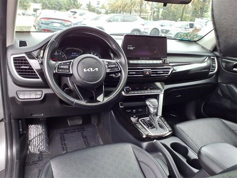 Used 2023 Kia Seltos EX image 12