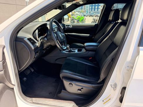Used 2018 Jeep Grand Cherokee Laredo AWD/4WD image 9