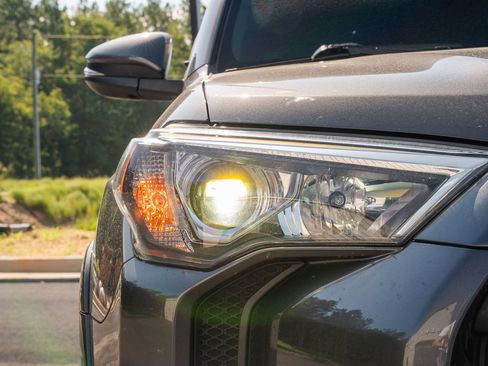 Used 2023 Toyota 4Runner SR5 Premium w/ Moonroof Package AWD/4WD image 10