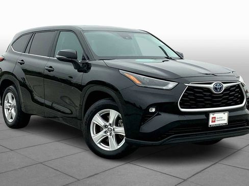 Used 2023 Toyota Highlander LE image 3