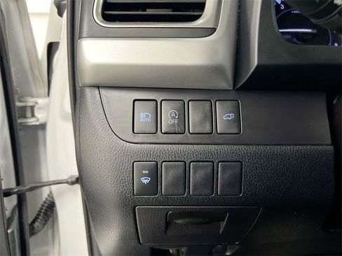 Used 2019 Toyota Highlander XLE image 18