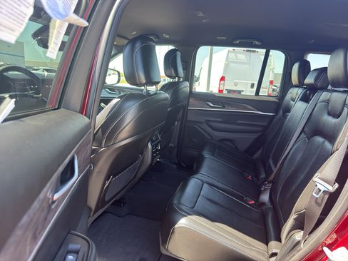 Used 2024 Jeep Grand Cherokee Limited AWD/4WD image 30