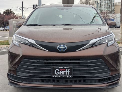 Used 2021 Toyota Sienna LE image 11