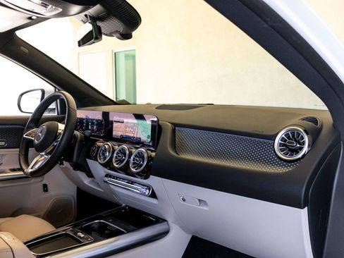 Used 2025 Mercedes-Benz GLA 250 image 24