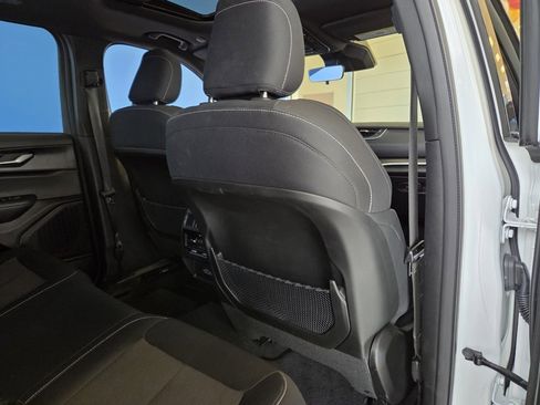 Used 2025 Jeep Grand Cherokee Laredo X image 27