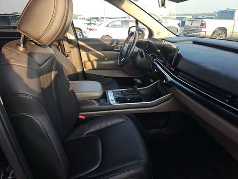 Used 2025 Kia Carnival FWD image 10
