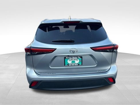 Used 2023 Toyota Highlander XLE AWD/4WD image 4