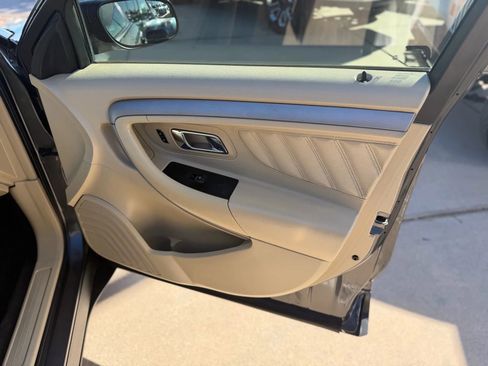 Used 2015 Ford Taurus SE image 32