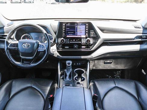 Used 2022 Toyota Highlander XLE FWD image 12