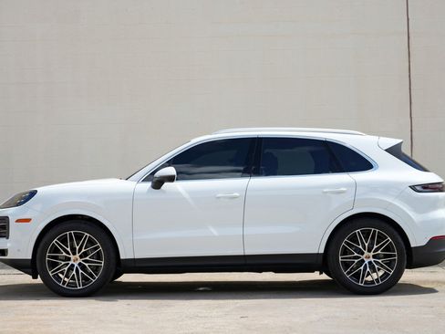 Used 2025 Porsche Cayenne w/ Premium Package Plus AWD/4WD image 9