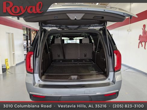 Used 2023 GMC Yukon XL SLT w/ SLT Premium Package image 14