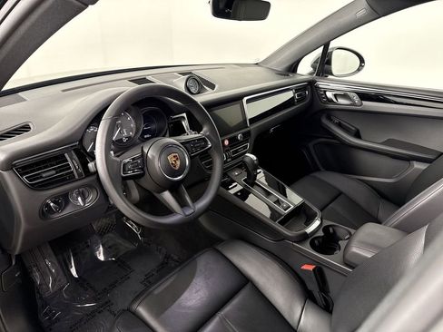 Certified 2025 Porsche Macan AWD/4WD image 4