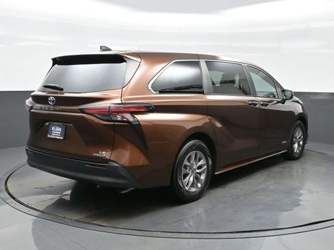 Used 2021 Toyota Sienna LE image 6