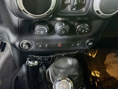 Used 2017 Jeep Wrangler Unlimited Rubicon AWD/4WD image 8