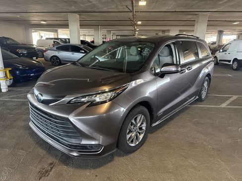 Used 2021 Toyota Sienna LE FWD image 1