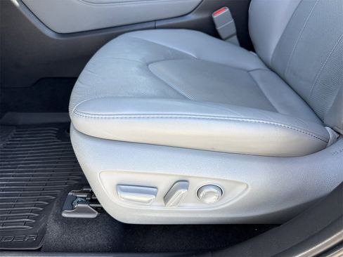 Used 2023 Toyota Highlander Limited image 22