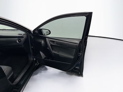 Used 2018 Toyota Corolla LE FWD image 29