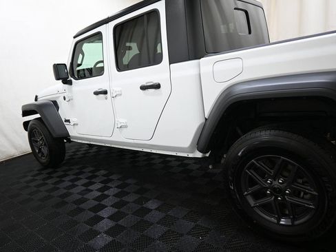 Used 2025 Jeep Gladiator Sport image 16