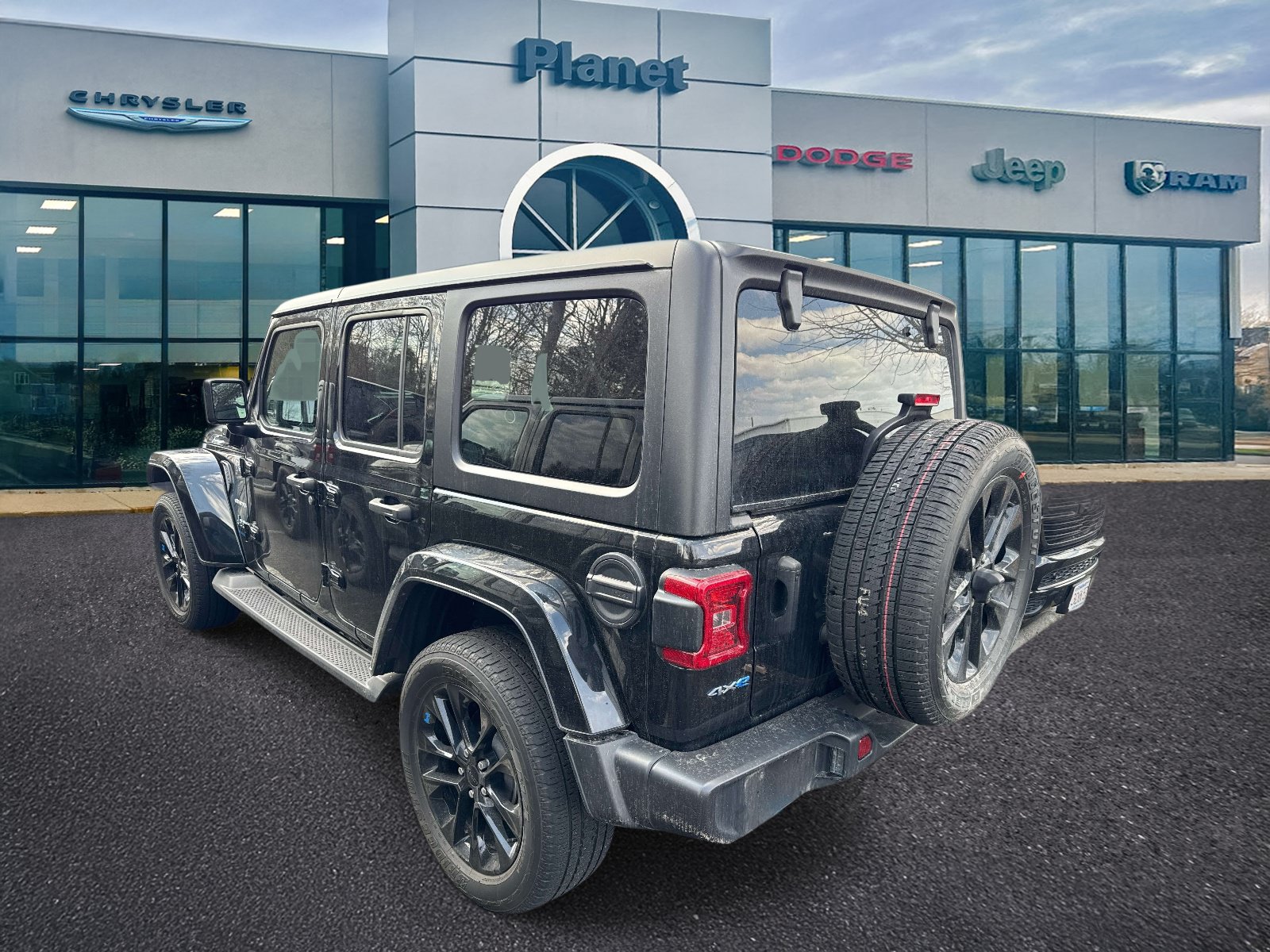 Used 2023 Jeep Wrangler Unlimited Sahara w/ Cold Weather Group AWD/4WD image 3