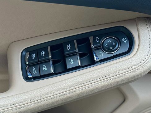 Used 2025 Porsche Macan image 13