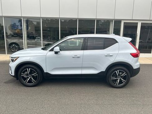 Certified 2025 Volvo XC40 B5 Core AWD/4WD image 2