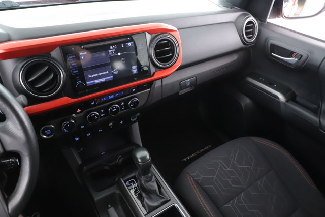 Used 2017 Toyota Tacoma TRD Off-Road w/ Premium & Technology Package AWD/4WD image 27
