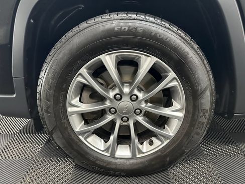 Used 2019 Jeep Cherokee Latitude Plus w/ Cold Weather Group AWD/4WD image 37
