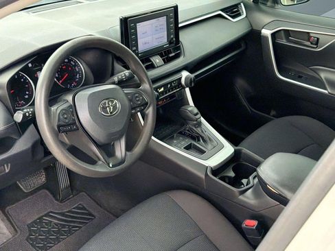Used 2020 Toyota RAV4 LE FWD image 4