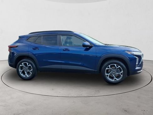 Used 2024 Chevrolet Trax LT w/ Driver Confidence Package FWD image 4