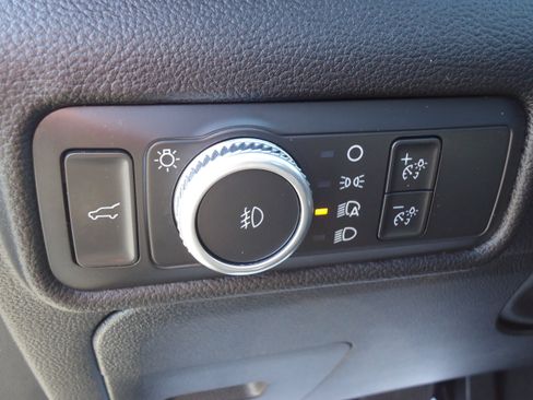 Used 2022 Ford Explorer XLT w/ Equipment Group 202A AWD/4WD image 14