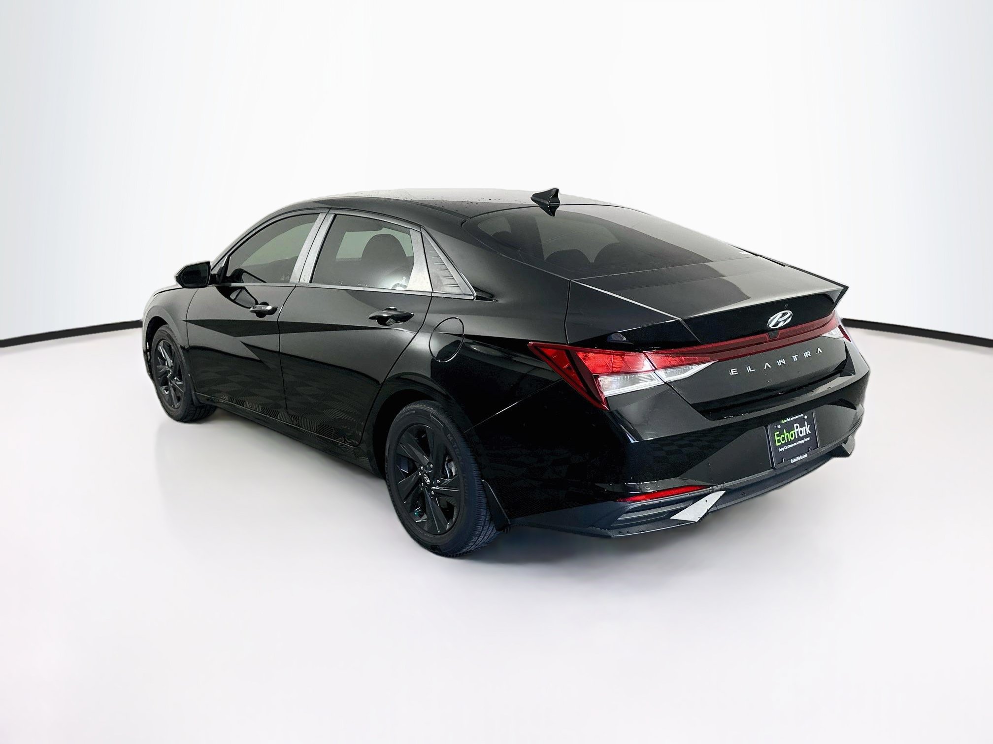 Used 2023 Hyundai Elantra SEL w/ Preferred Accessory Package FWD image 5