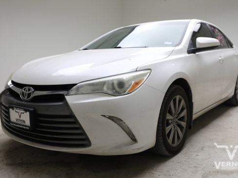 Used 2017 Toyota Camry XLE w/ Moonroof Package FWD image 1