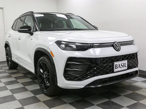 New 2025 Volkswagen Tiguan SE R-Line image 2