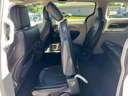 Used 2024 Chrysler Pacifica Touring-L AWD/4WD image 6