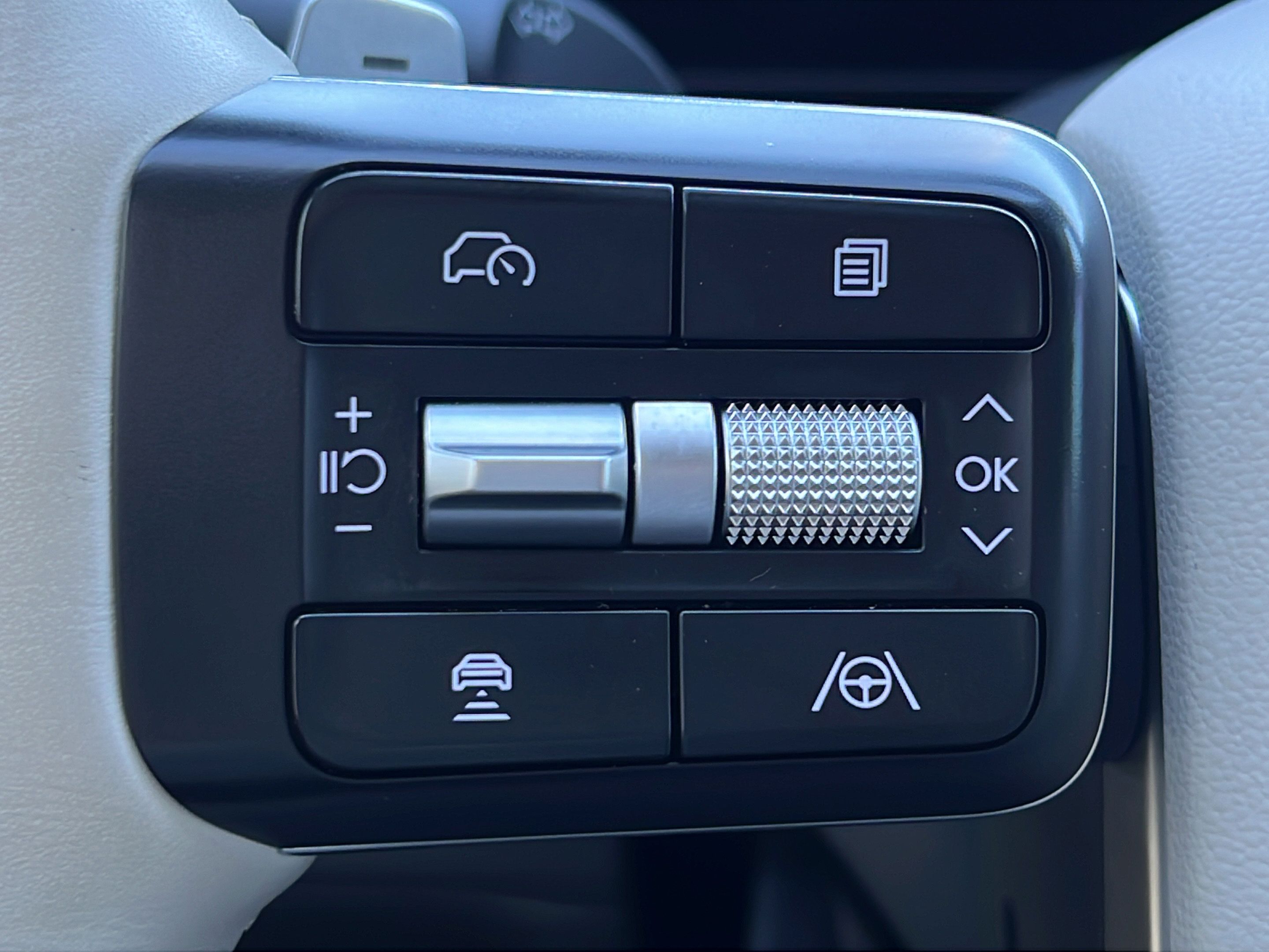 Used 2025 Hyundai Santa Fe SEL FWD image 18