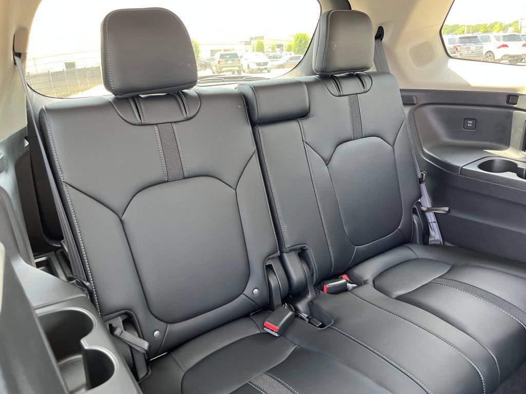 Used 2025 Honda Pilot Touring image 29